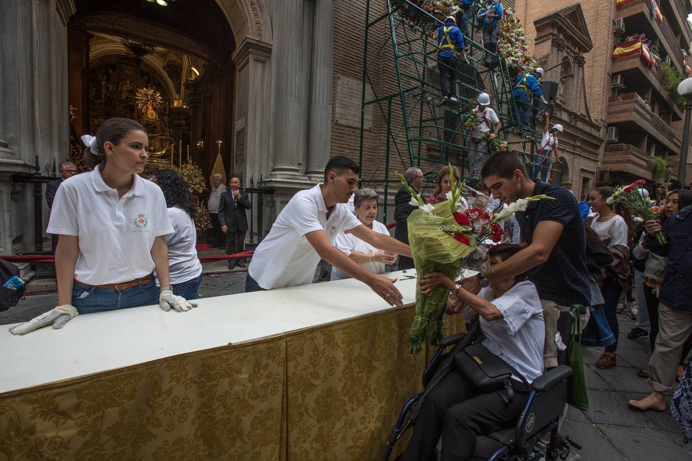 En la puerta de la basílica ya se han escuchado los primeros cantes y bailes de Granada a la Virgen de las Angustias