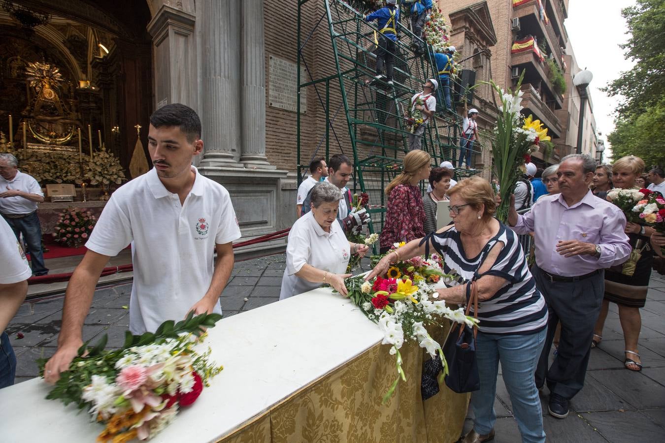 En la puerta de la basílica ya se han escuchado los primeros cantes y bailes de Granada a la Virgen de las Angustias