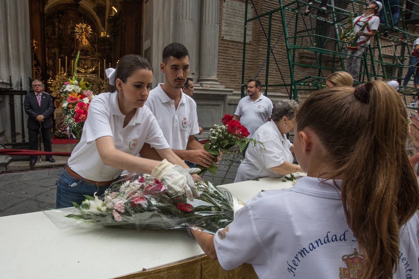 En la puerta de la basílica ya se han escuchado los primeros cantes y bailes de Granada a la Virgen de las Angustias