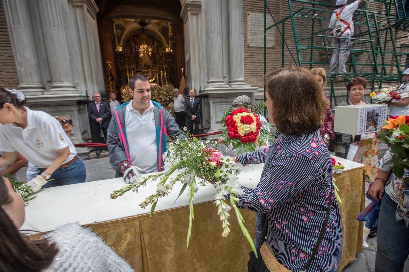 En la puerta de la basílica ya se han escuchado los primeros cantes y bailes de Granada a la Virgen de las Angustias