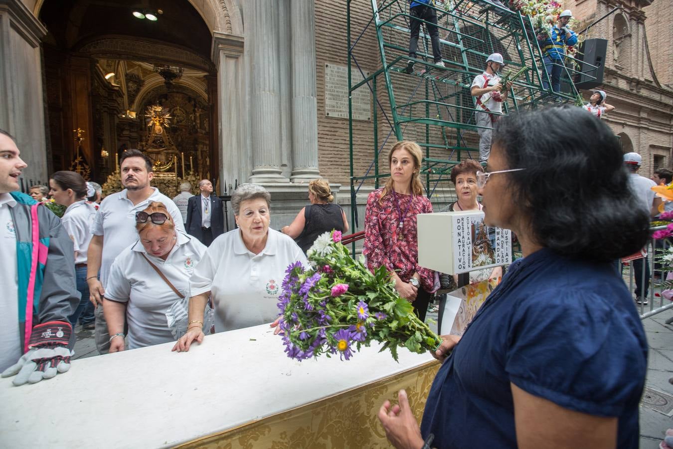 En la puerta de la basílica ya se han escuchado los primeros cantes y bailes de Granada a la Virgen de las Angustias