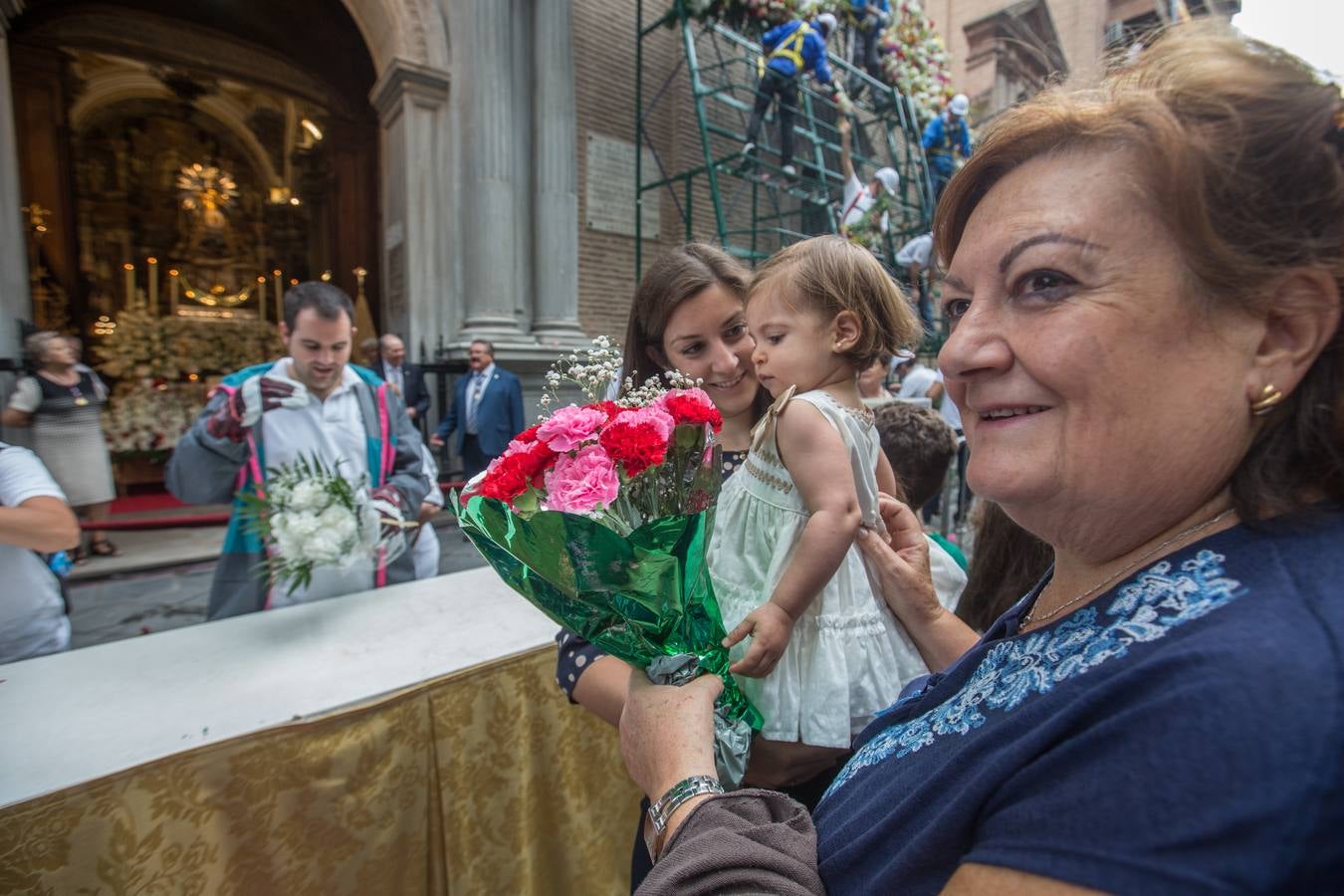 En la puerta de la basílica ya se han escuchado los primeros cantes y bailes de Granada a la Virgen de las Angustias