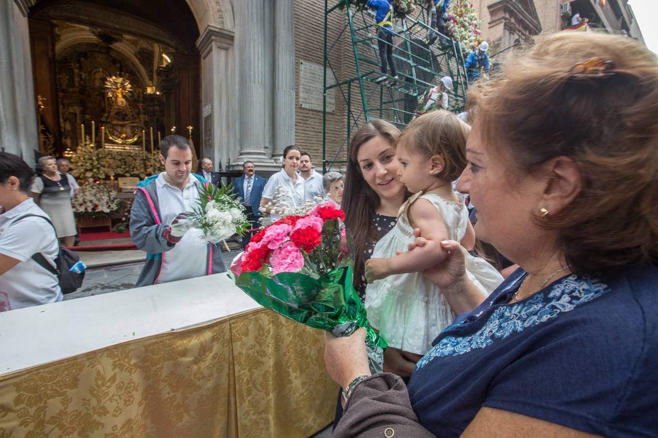 En la puerta de la basílica ya se han escuchado los primeros cantes y bailes de Granada a la Virgen de las Angustias