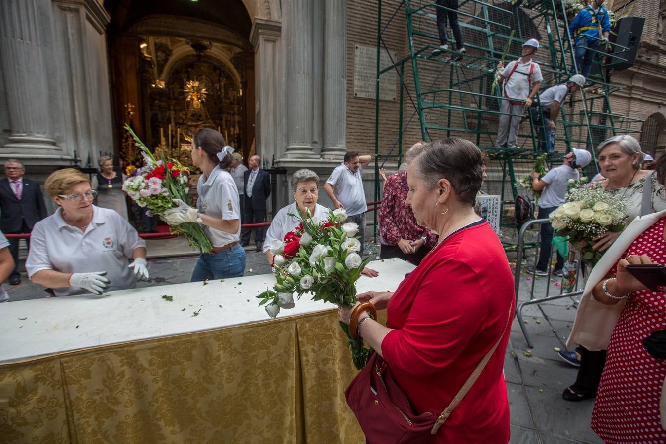 En la puerta de la basílica ya se han escuchado los primeros cantes y bailes de Granada a la Virgen de las Angustias