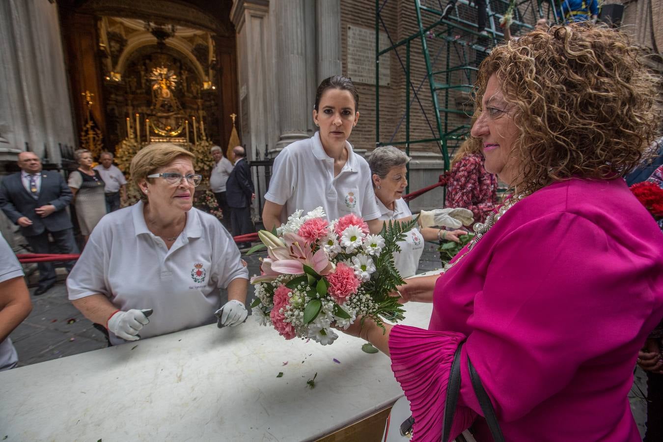 En la puerta de la basílica ya se han escuchado los primeros cantes y bailes de Granada a la Virgen de las Angustias