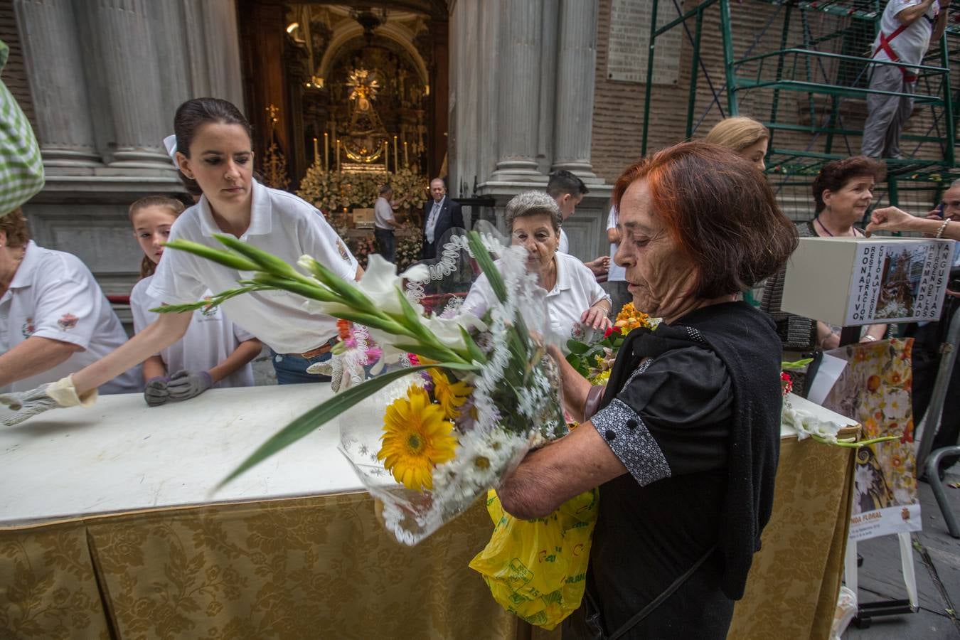 En la puerta de la basílica ya se han escuchado los primeros cantes y bailes de Granada a la Virgen de las Angustias