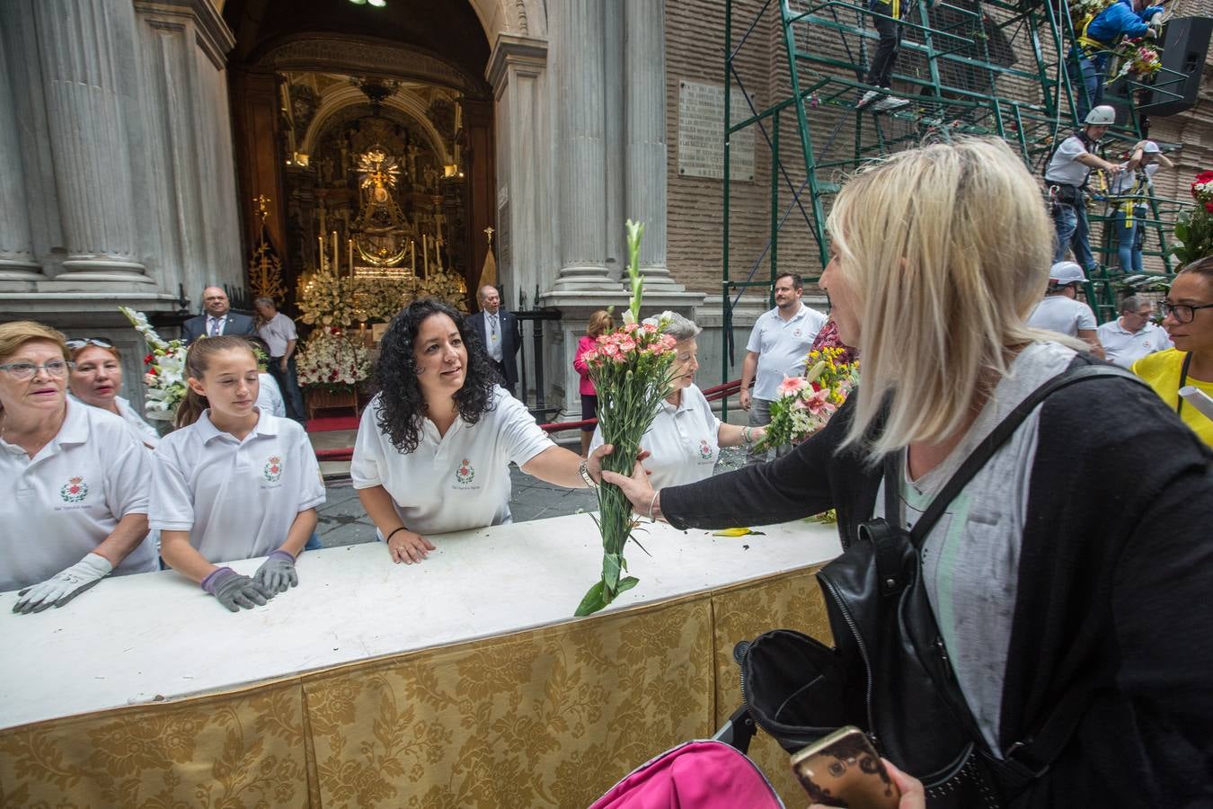 En la puerta de la basílica ya se han escuchado los primeros cantes y bailes de Granada a la Virgen de las Angustias