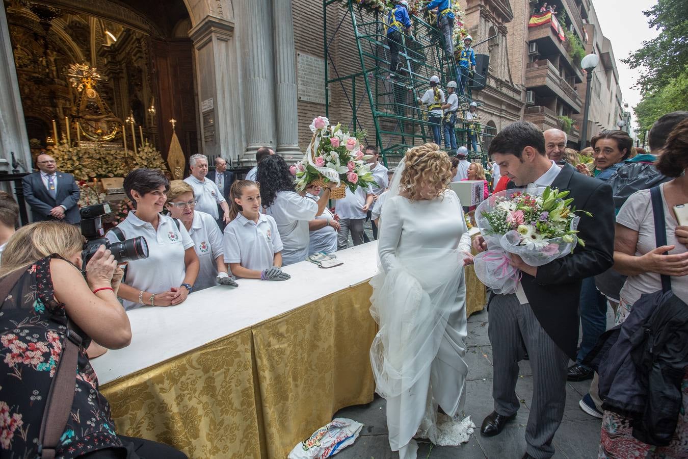 En la puerta de la basílica ya se han escuchado los primeros cantes y bailes de Granada a la Virgen de las Angustias