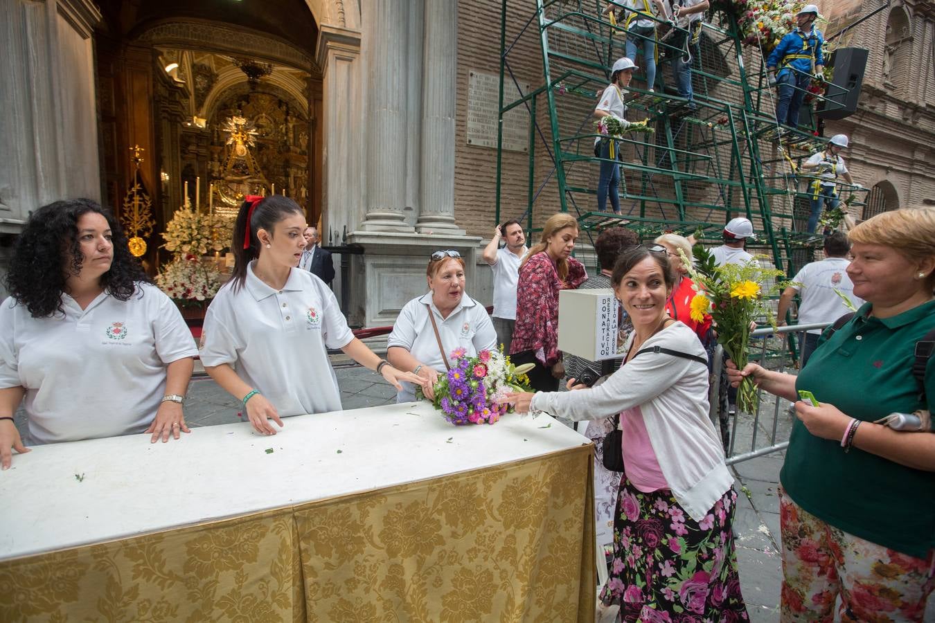 En la puerta de la basílica ya se han escuchado los primeros cantes y bailes de Granada a la Virgen de las Angustias