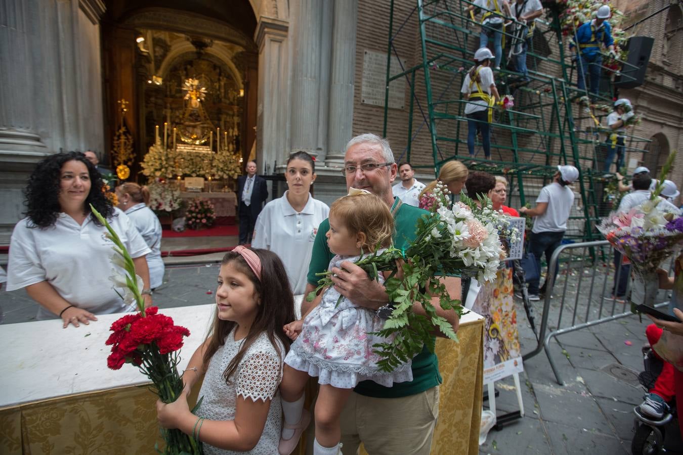 En la puerta de la basílica ya se han escuchado los primeros cantes y bailes de Granada a la Virgen de las Angustias