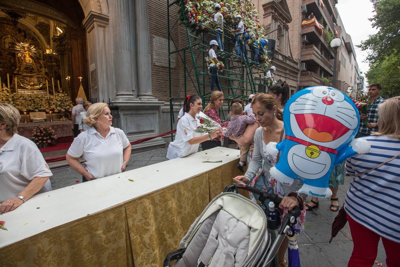 En la puerta de la basílica ya se han escuchado los primeros cantes y bailes de Granada a la Virgen de las Angustias