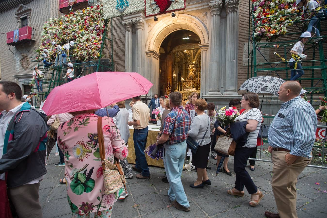 En la puerta de la basílica ya se han escuchado los primeros cantes y bailes de Granada a la Virgen de las Angustias