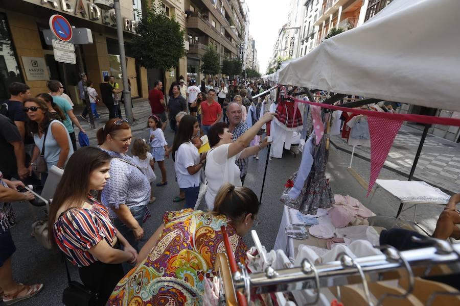 Miles de personas 'toman' la calle, cortada al tráfico, y disfrutran de actividades como demostraciones de perros de la Unidad Canina de la Policía Local