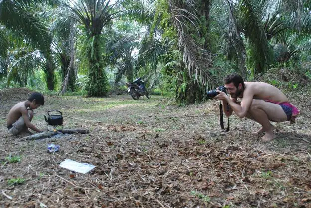 Ángel Luis Martínez haciendo un reportaje en la jungla de Sumatra, Indonesia. 