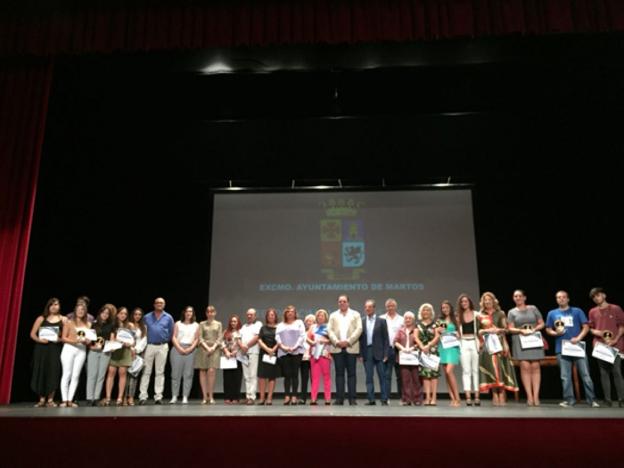 Foto de familia de los profesores y alumnos reconocidos y autoridades. 