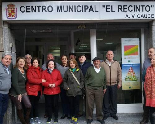 Participantes de los talleres, frente al Centro municipal El Recinto 