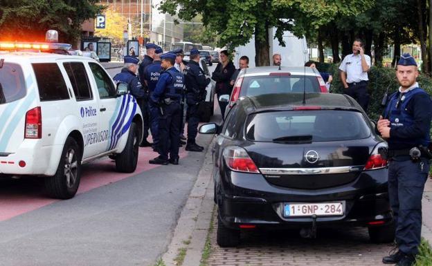 Operativo policial en la plaza Maximilen de Bruselas, donde ha ocurrido el ataque.