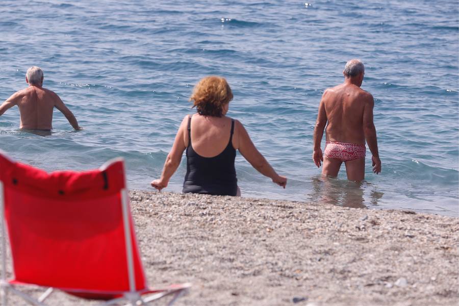 El buen tiempo ha regresado hoy a la Costa Tropical y la gente ha querido aprovecharlo. Después de varios días de lluvias intermitentes, hoy los bañistas han querido aprovechar los últimos rayos de sol del verano. A sólo tres días de que concluya el periodo estival, hay muchas personas que se resisten a abandonar la arena.