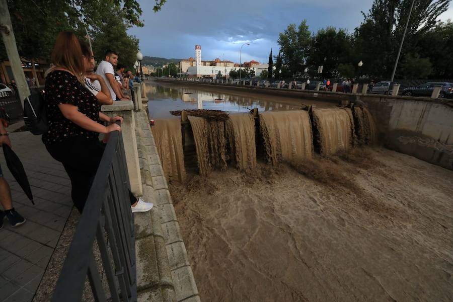 La lluvia ha hecho que el cauce el río que discurre por el centro suba considerablemente