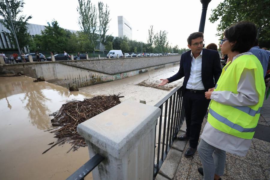 La lluvia ha hecho que el cauce el río que discurre por el centro suba considerablemente