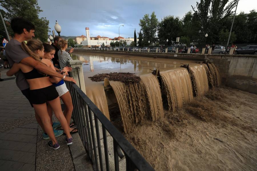 La lluvia ha hecho que el cauce el río que discurre por el centro suba considerablemente