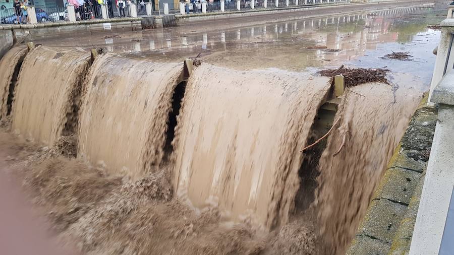 La lluvia ha hecho que el cauce el río que discurre por el centro suba considerablemente