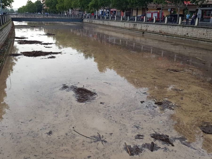 La lluvia ha hecho que el cauce el río que discurre por el centro suba considerablemente