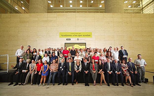 Los representantes de Bankia posan con los responsables de los proyectos que recibirán las ayudas.