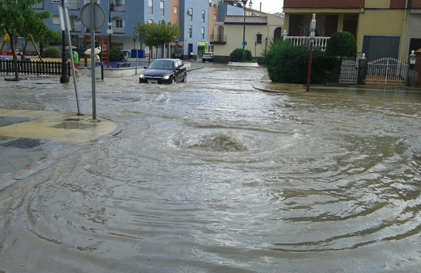 La Avenida de la Estación de Atarfe, inundada.