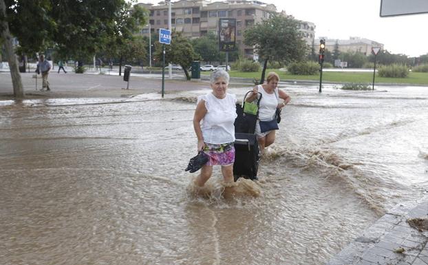 Una tromba de cuarenta litros en diez minutos desborda Granada