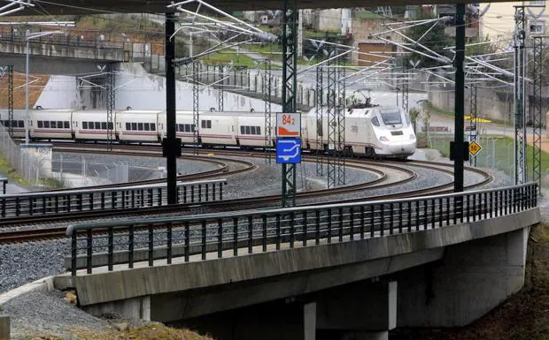 Un tren Alvia pasa por la curva de A Grandeira. 