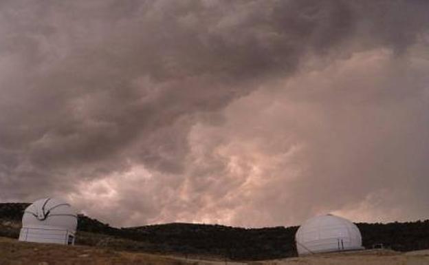 El precioso time-lapse de la tormenta previa a las Perseidas sobre La Sagra
