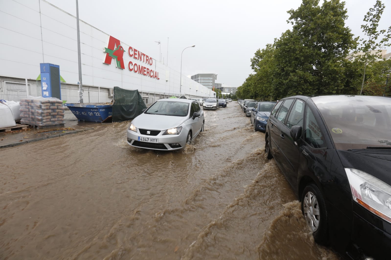Los servicios de emergencia registran decenas y decenas de llamadas por levantamiento de arquetas e inundación de locales en diferentes zonas de Granada y alrededores