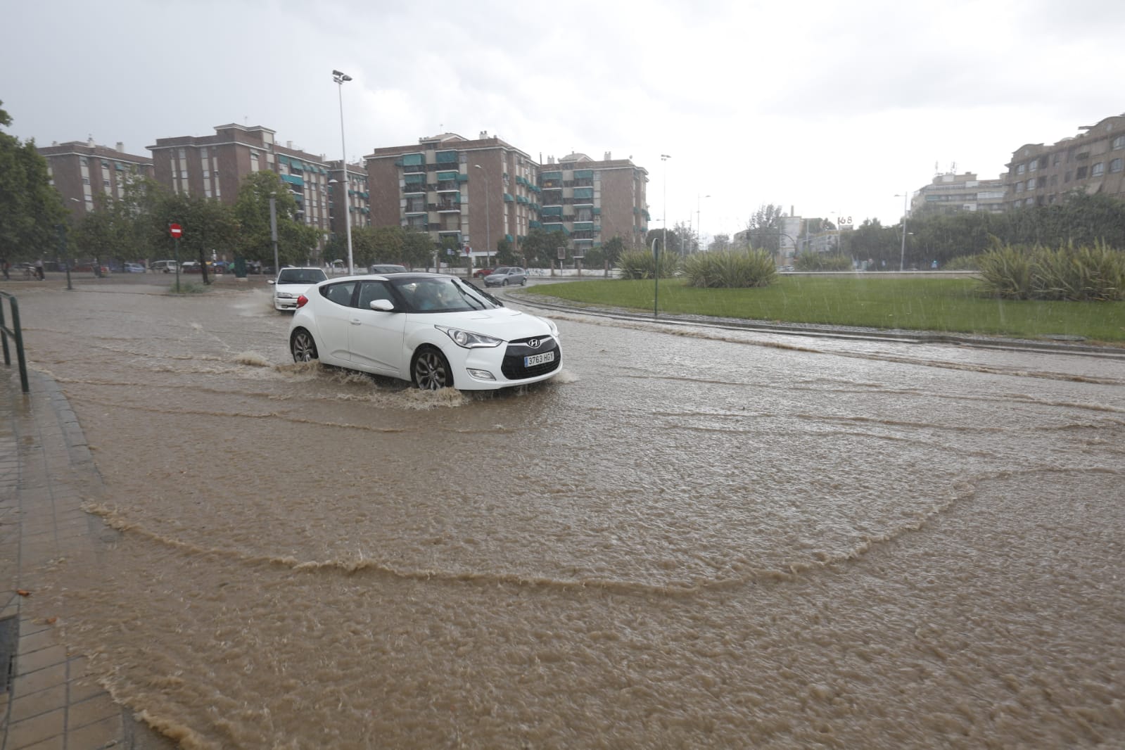 Los servicios de emergencia registran decenas y decenas de llamadas por levantamiento de arquetas e inundación de locales en diferentes zonas de Granada y alrededores