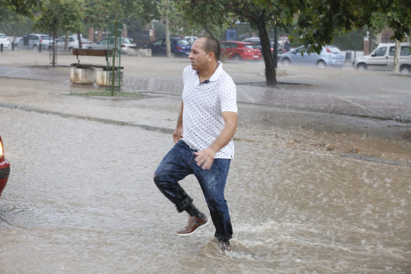 Los servicios de emergencia registran decenas y decenas de llamadas por levantamiento de arquetas e inundación de locales en diferentes zonas de Granada y alrededores