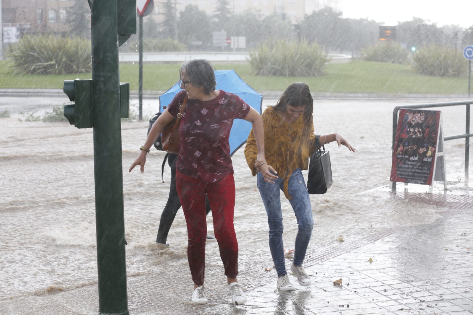 Los servicios de emergencia registran decenas y decenas de llamadas por levantamiento de arquetas e inundación de locales en diferentes zonas de Granada y alrededores