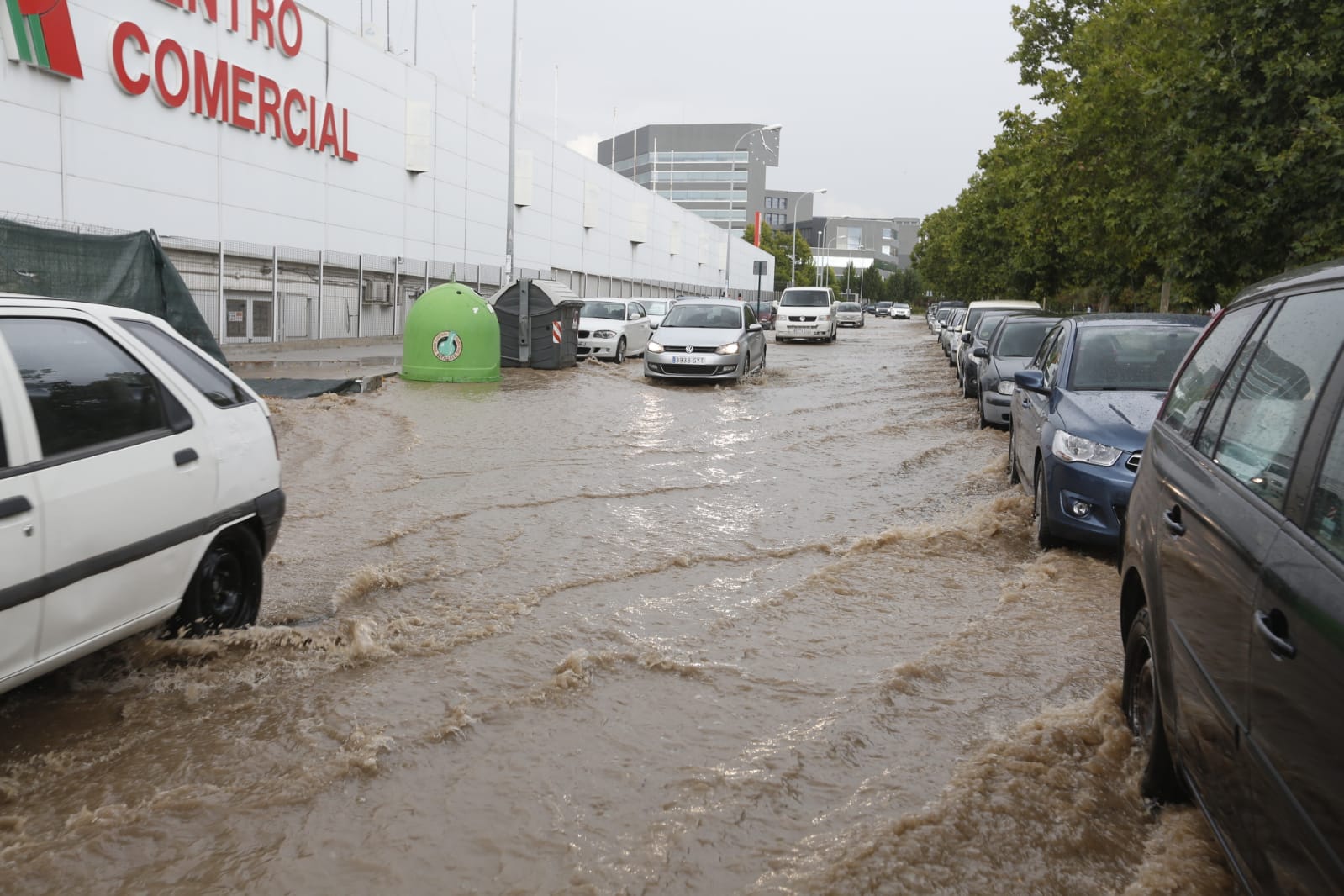 Los servicios de emergencia registran decenas y decenas de llamadas por levantamiento de arquetas e inundación de locales en diferentes zonas de Granada y alrededores