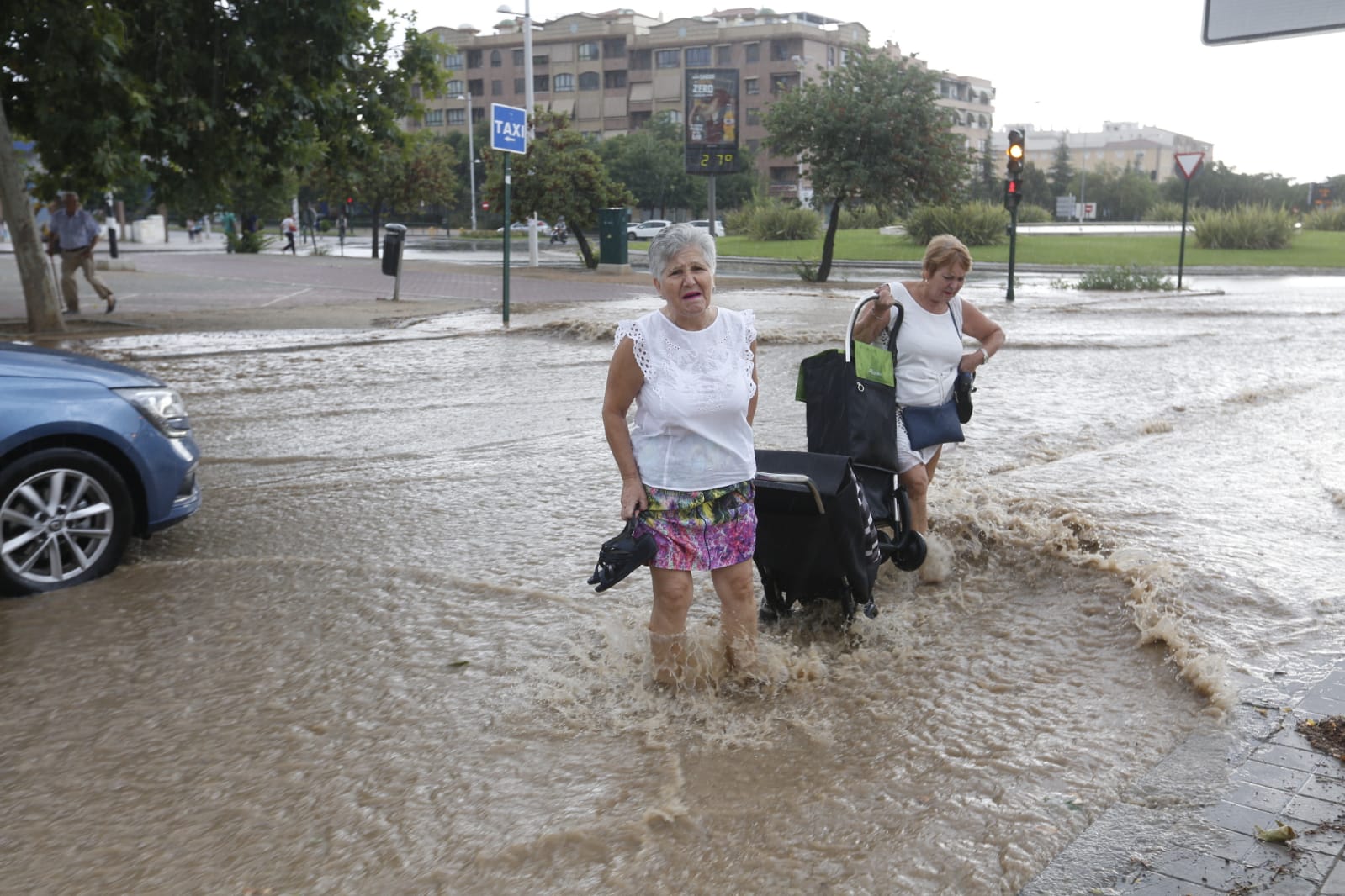 Los servicios de emergencia registran decenas y decenas de llamadas por levantamiento de arquetas e inundación de locales en diferentes zonas de Granada y alrededores