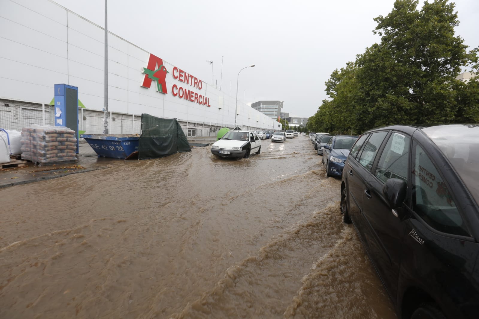 Los servicios de emergencia registran decenas y decenas de llamadas por levantamiento de arquetas e inundación de locales en diferentes zonas de Granada y alrededores
