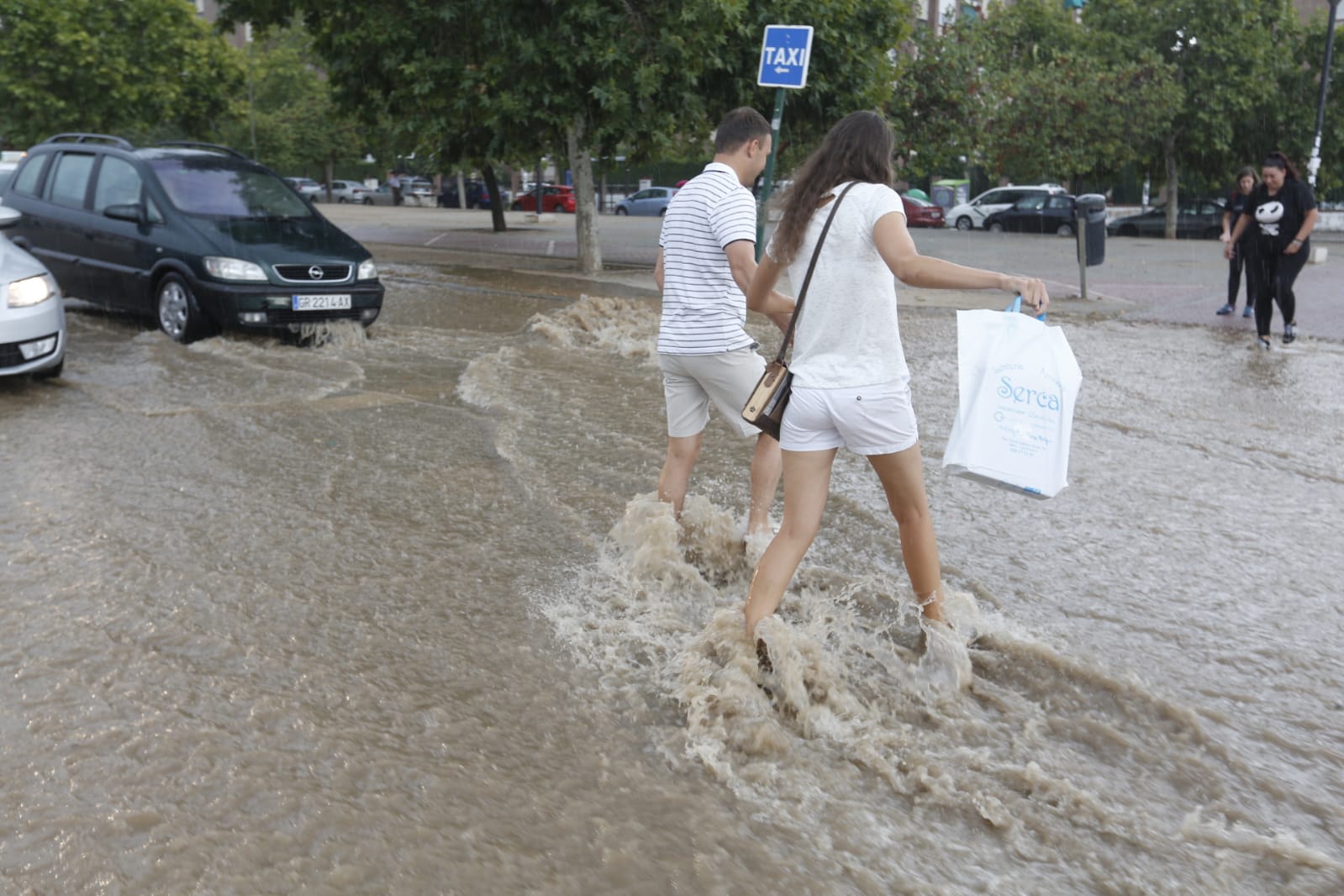 Los servicios de emergencia registran decenas y decenas de llamadas por levantamiento de arquetas e inundación de locales en diferentes zonas de Granada y alrededores