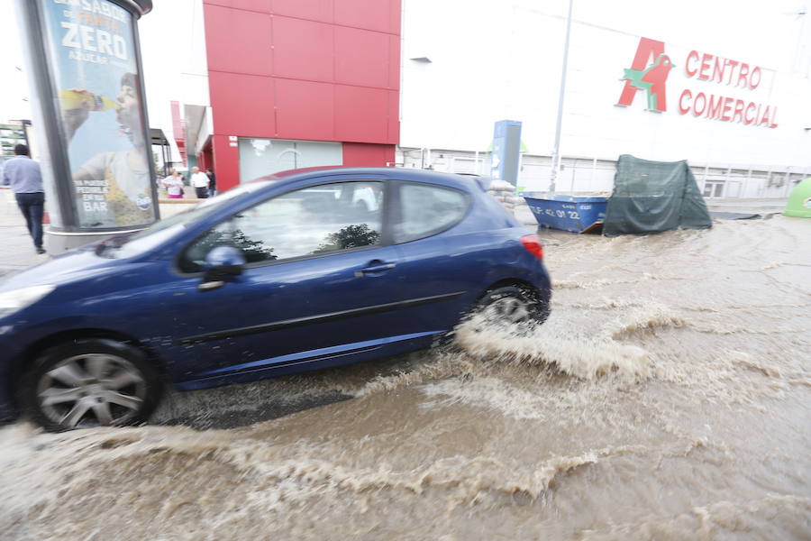 Los servicios de emergencia registran decenas y decenas de llamadas por levantamiento de arquetas e inundación de locales en diferentes zonas de Granada y alrededores