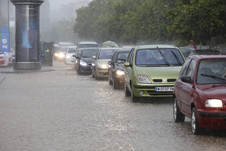 Los servicios de emergencia registran decenas y decenas de llamadas por levantamiento de arquetas e inundación de locales en diferentes zonas de Granada y alrededores