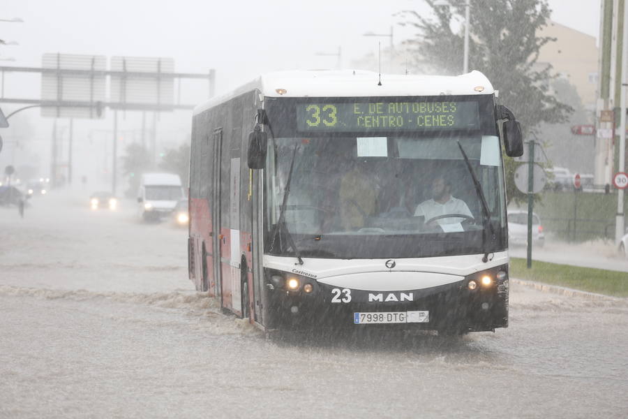 Los servicios de emergencia registran decenas y decenas de llamadas por levantamiento de arquetas e inundación de locales en diferentes zonas de Granada y alrededores