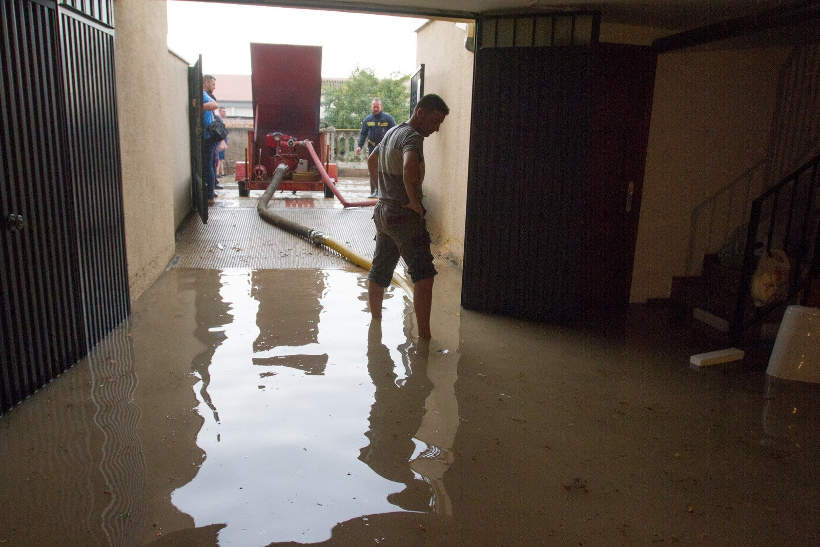 Los vecinos de algunas zonas del municipio se han visto obligados a achicar el agua que ha entrado en sus viviendas