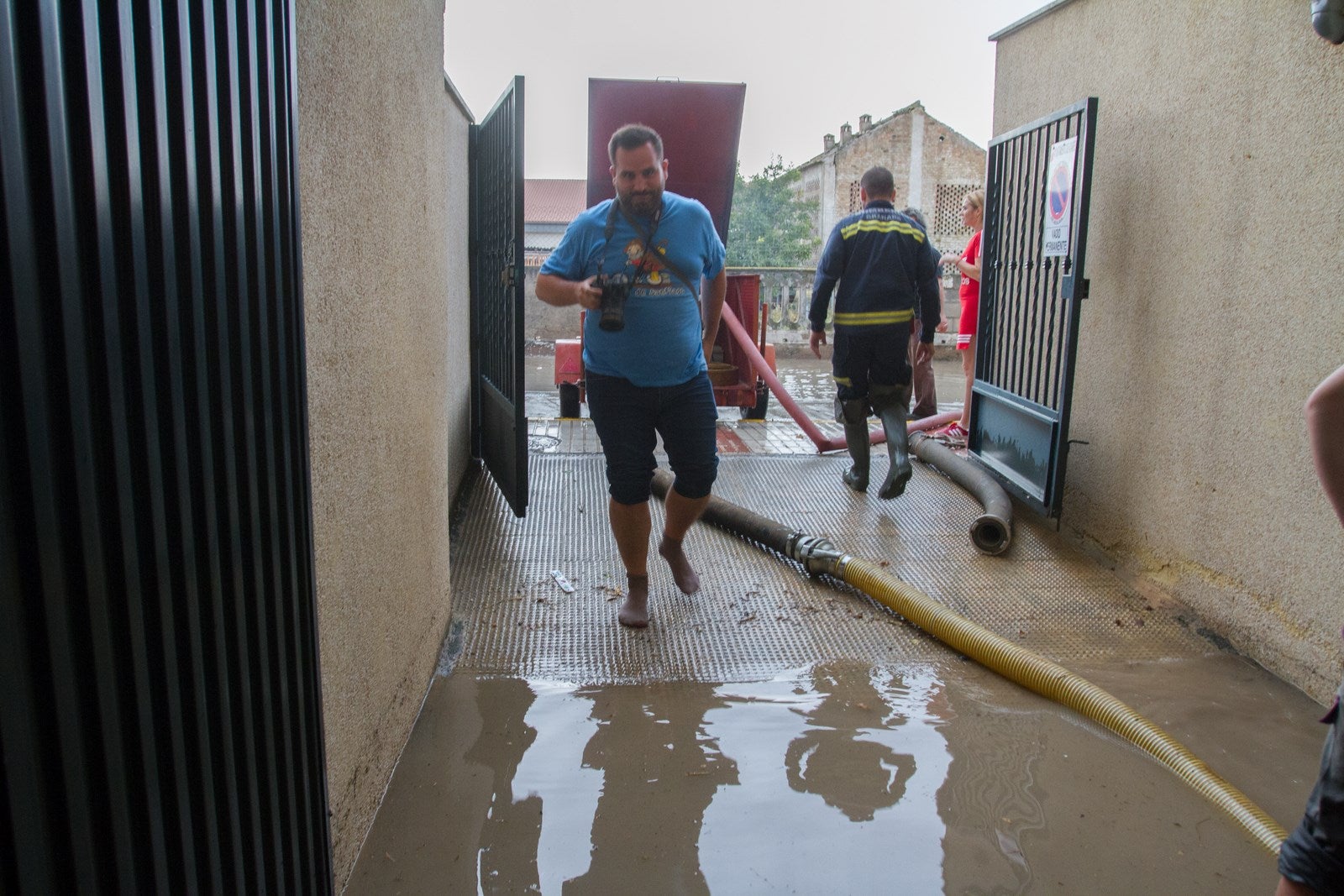 Los vecinos de algunas zonas del municipio se han visto obligados a achicar el agua que ha entrado en sus viviendas