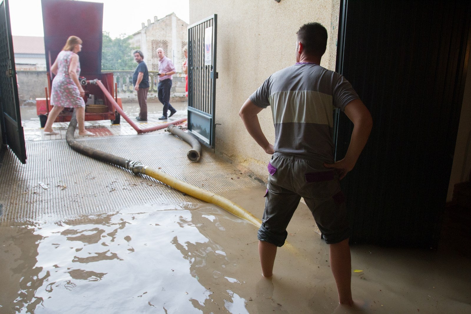 Los vecinos de algunas zonas del municipio se han visto obligados a achicar el agua que ha entrado en sus viviendas