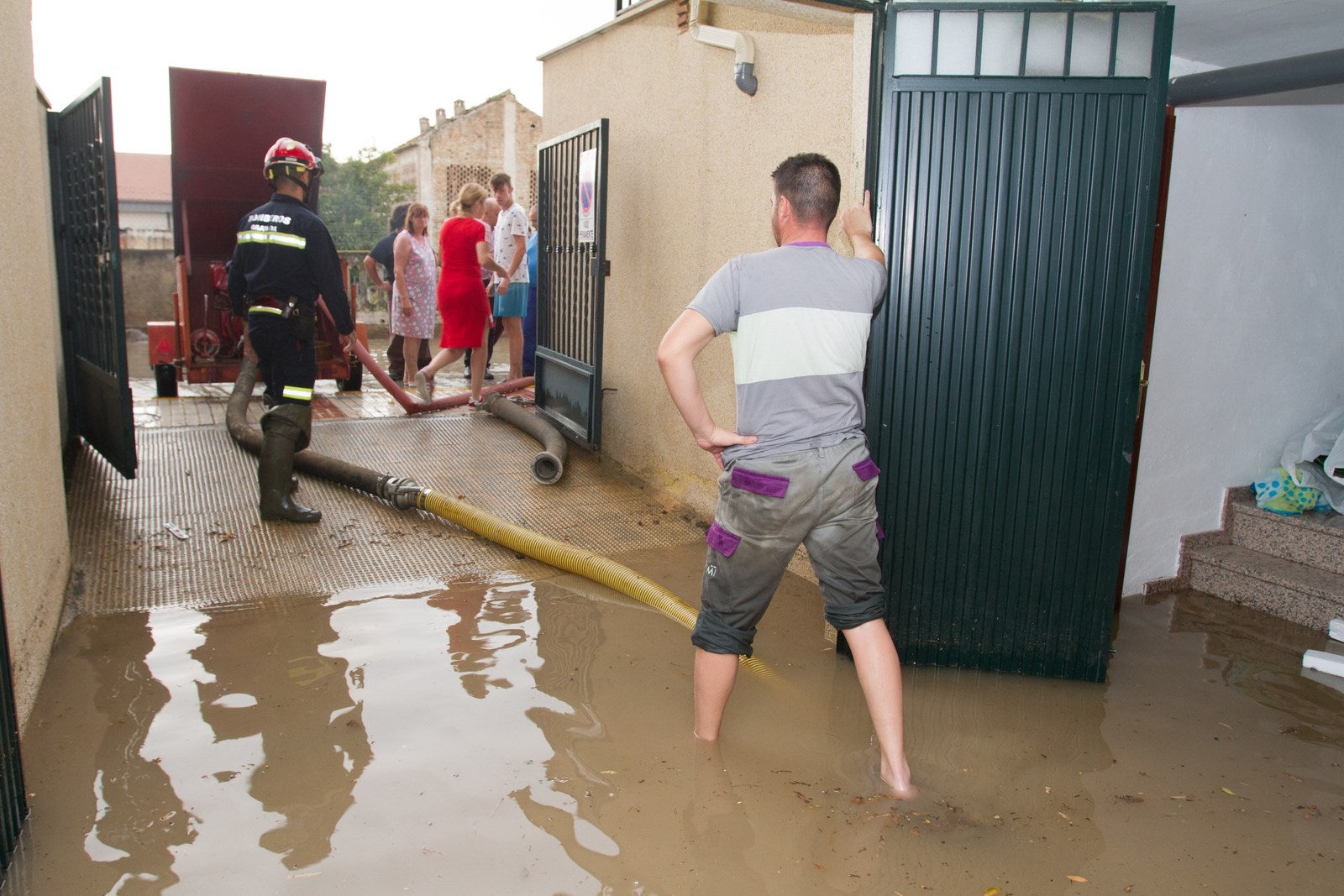 Los vecinos de algunas zonas del municipio se han visto obligados a achicar el agua que ha entrado en sus viviendas