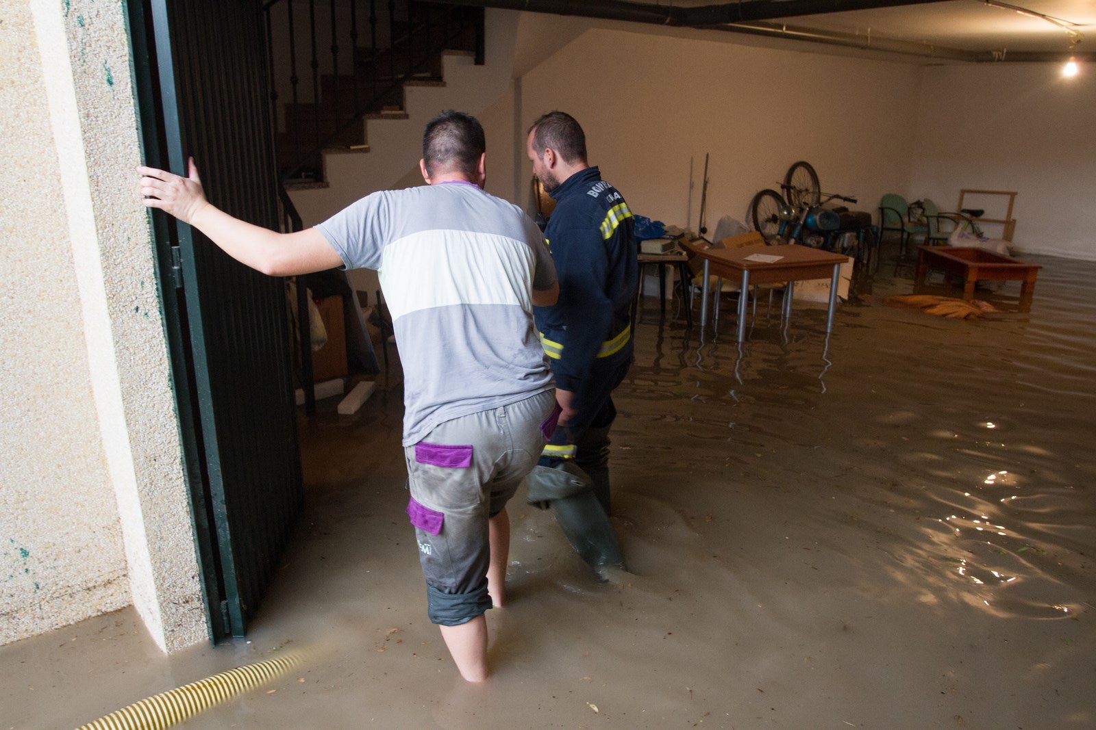 Los vecinos de algunas zonas del municipio se han visto obligados a achicar el agua que ha entrado en sus viviendas