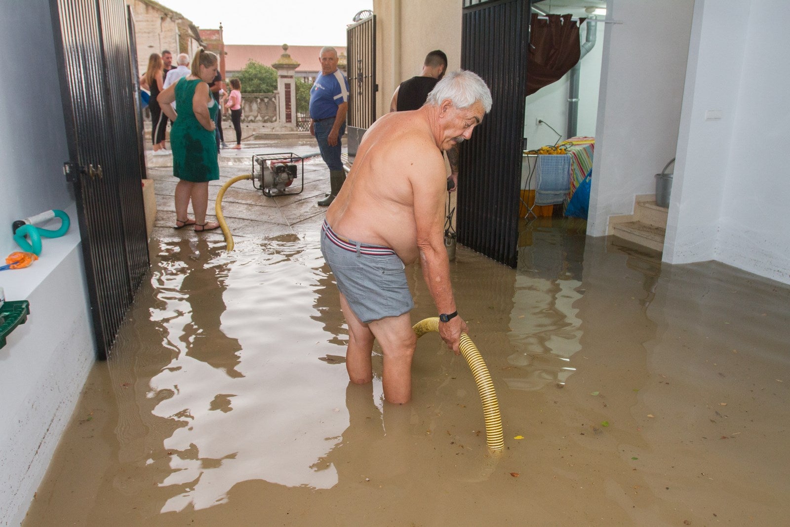 Los vecinos de algunas zonas del municipio se han visto obligados a achicar el agua que ha entrado en sus viviendas