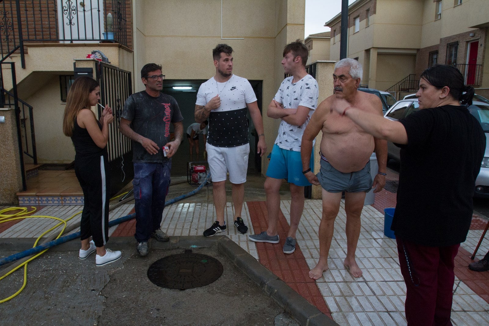 Los vecinos de algunas zonas del municipio se han visto obligados a achicar el agua que ha entrado en sus viviendas